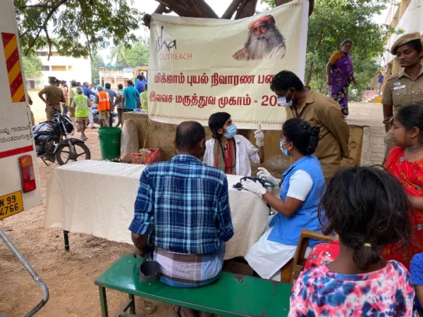 வெள்ள நிவாரணப் பணி: மருத்துவக் குழுவுடன் களமிறங்கிய ஈஷா!