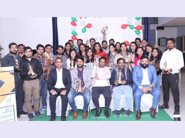 Furnisco held an awards ceremony to commemorate the successful launch of 10,000+ items