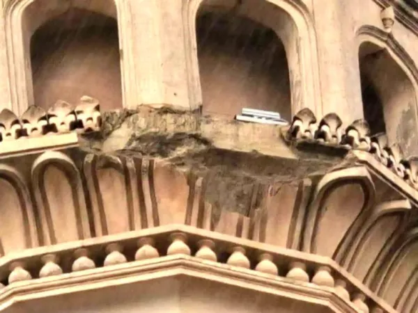 Pieces of Charminar Fall, Tourists Run Scared