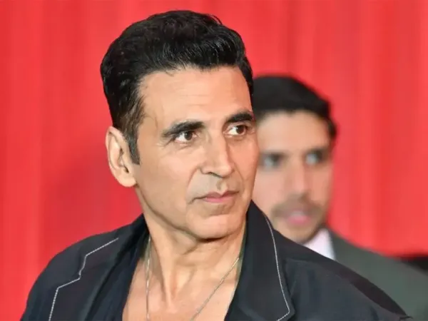 Actor Defends Akshay Kumar's Non-stop Smoking