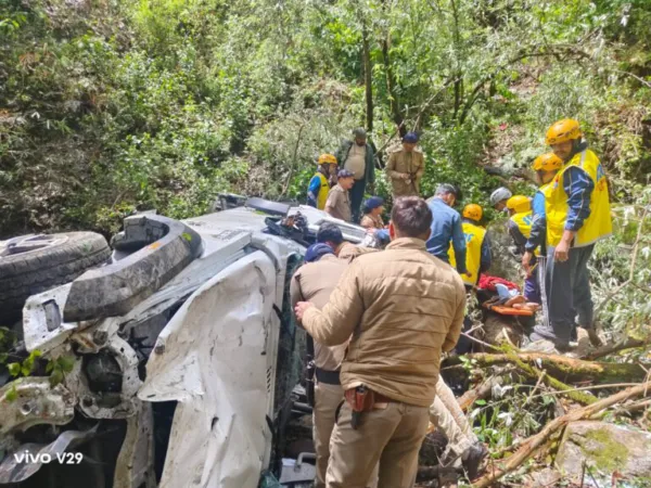 नैनीताल में दर्दनाक हादसा: खाई में गिरा वाहन, एक की मौत
