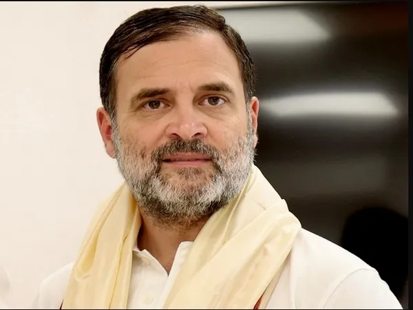 राहुल गांधींनी धारावीतील चामडे उद्योगातील कामगारांना भेट दिली