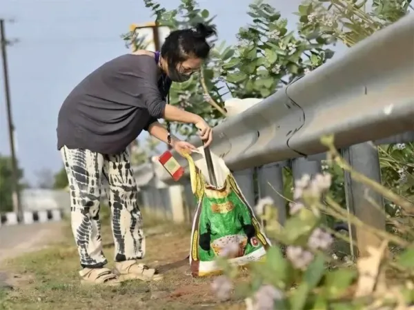 Embarrassing! Indians Litter, Tourist Cleans