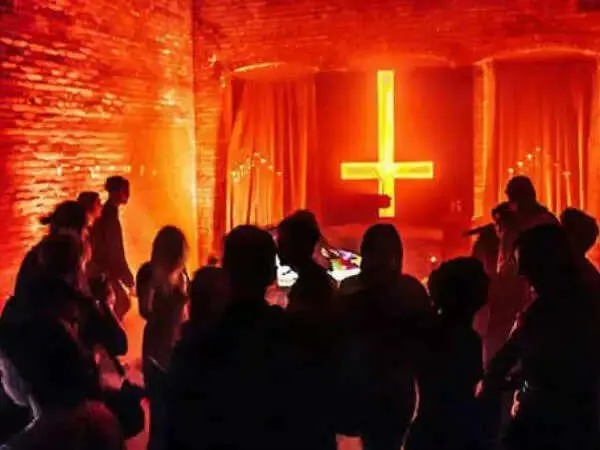 ഇടയ്ക്കിടെ വീട്ടില്‍ വിശുദ്ധജലം തളിക്കാമോ, സാത്താന് അകത്തേക്ക് കടക്കാനാവില്ല, ഭൂതോച്ചാടകനായ വൈദികന്‍ പറയുന്ന അനുഭവം കേള്‍ക്കൂ