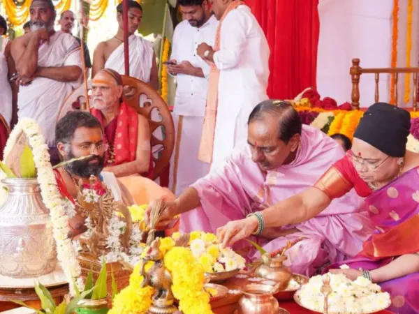 KCR Performs Another Chandi Yagam at Erravelli