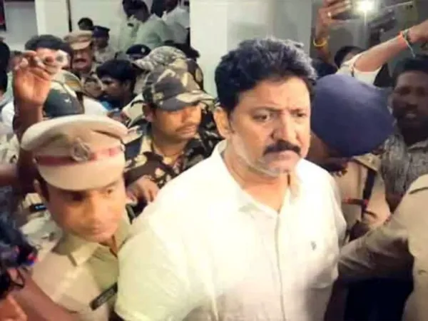 Vamsi in La La Land, Threatens Police