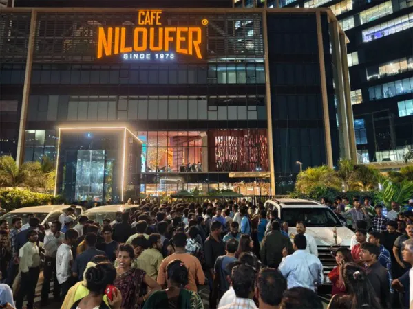 Café Niloufer Frenzy Chokes Hyderabad Roads