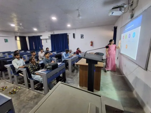 रूहेलखण्ड विश्वविद्यालय में समर आउटरीच कार्यक्रम के माध्यम से विद्यार्थियों को आधुनिक तकनीकों का व्यावहारिक प्रशिक्षण
