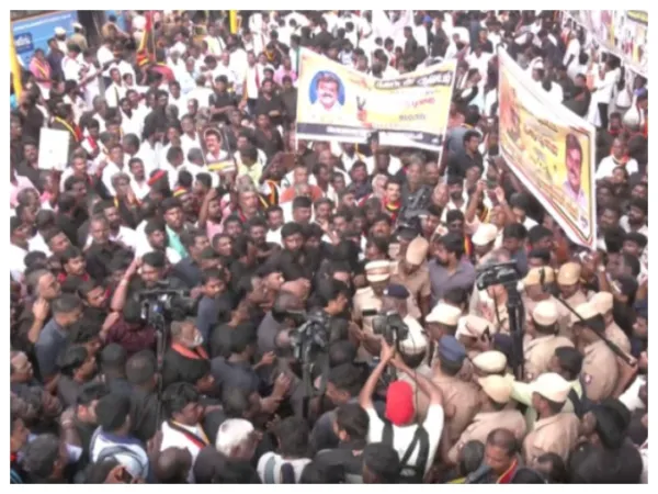அனுமதி மறுப்பு. தடையை மீறி விஜயகாந்த் நினைவு தின பேரணி!