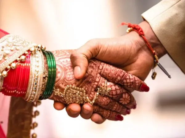 Groom Scams 50 Women by Changing Wigs