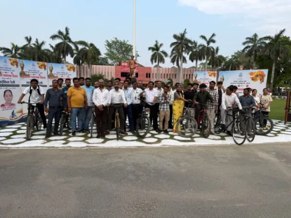 गुजरात स्थापना दिवस के उपलक्ष्य में रुहेलखण्ड विश्वविद्यालय में साइकिल रैली का आयोजन