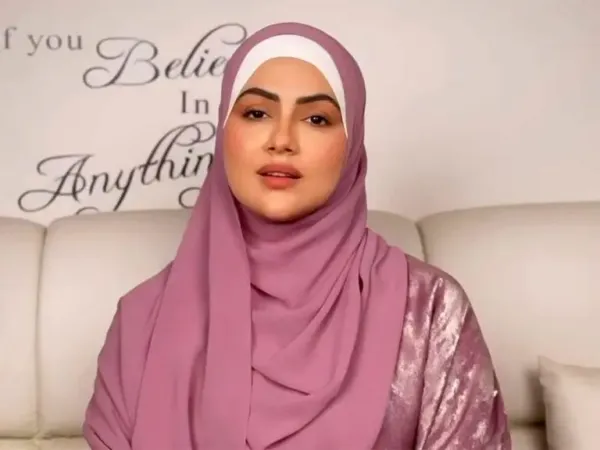 B-Grade Actress Wants 12 Kids: Brutally Trolled