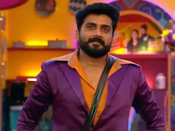 BB8: Is Nikhil Playing With Emotions of Women?