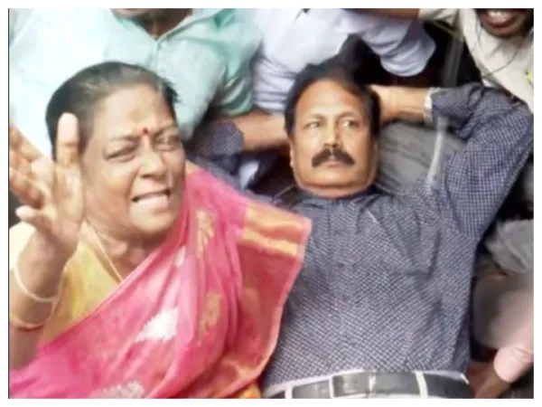 அருந்ததியர் இடஒதுக்கீட்டுக்கு எதிர்ப்பு: கொட்டும் மழையில் சாலையில் படுத்து தர்ணா. கிருஷ்ணசாமி கைது!