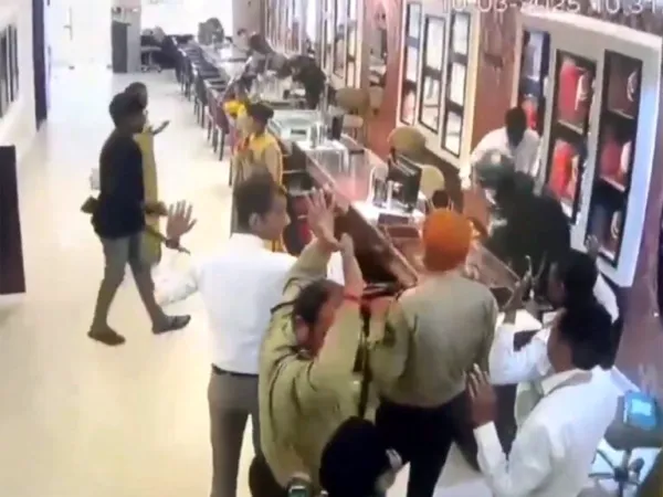 Daylight Robbery: 25 Cr Loot Near Police Station