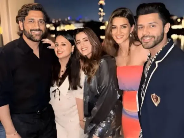 Viral Pics: Kriti & Secret BF Hang Out With Dhoni