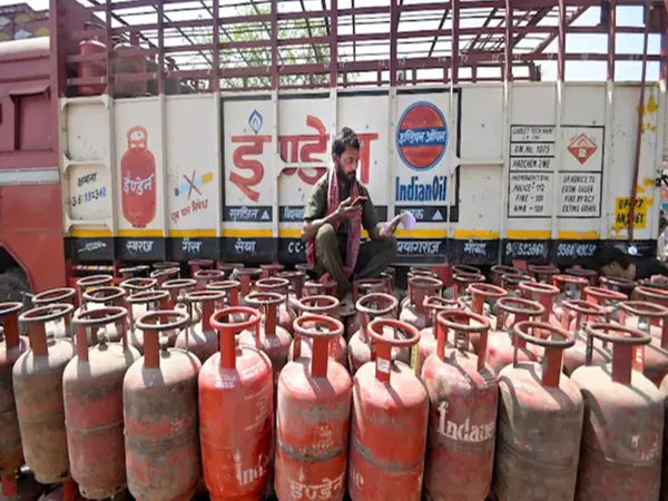 Commercial LPG Price Hike: ବଢ଼ିଲା କମର୍ସିଆଲ୍ ଗ୍ୟାସ୍ ସିଲିଣ୍ଡର ଦର