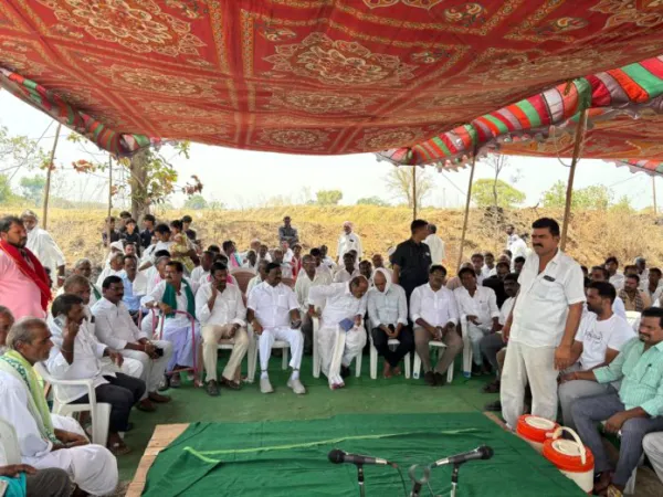 మాజీ ఎంపీపీ కుమారుడి దినకర్మలో పాల్గొన్న మాజీ ఎమ్మెల్యే