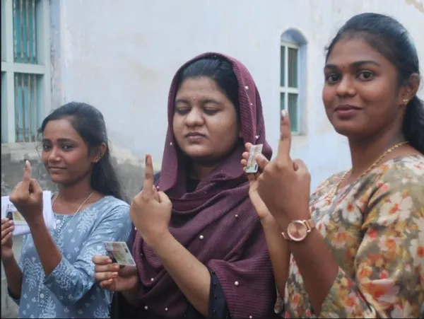 ஈரோடு: இணைந்து வாக்களித்த மும்மதத்தை சேர்ந்த தோழிகள்