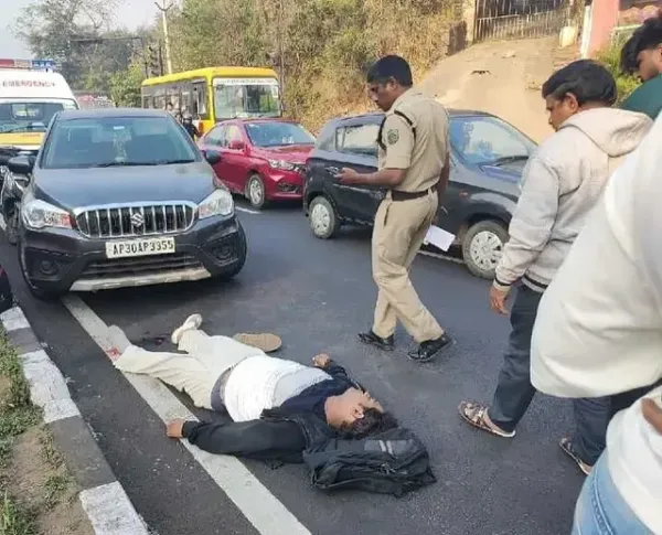 Vizag: రోడ్డు దాటుతున్న వ్యక్తిని ఢీ కొట్టిన బైక్.. స్పాట్ డెడ్