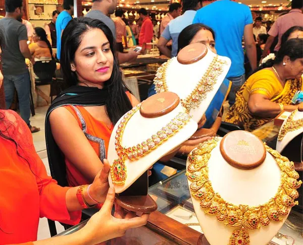 GOLD RATE: சட்டென மாறியது விலை. எவ்ளோ கொறைஞ்சிருக்குன்னு பாருங்க!