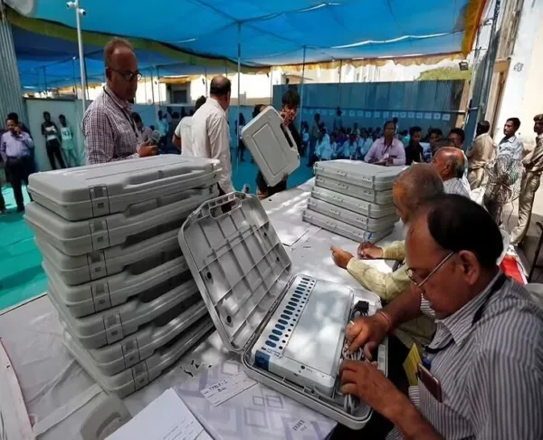 গণনায় কড়াকড়ি! চুক্তিভিত্তিক কর্মীদের প্রবেশ নিষিদ্ধ করল নির্বাচন কমিশন