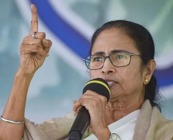 অসুস্থতার কারণেই কি বাদ পড়লেন সাবিত্রী মিত্র? মানিকচকের সভা থেকে বড় বার্তা মমতার