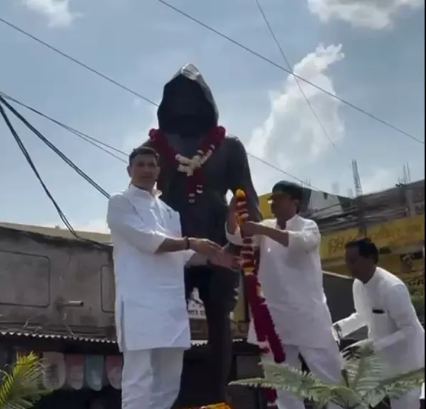 कांग्रेस के प्रदेश अध्यक्ष जीतू पटवारी ने टंट्या मामा की जयंती पर किया नमन, मूर्ति का किया माल्यार्पण