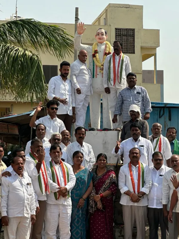రాజీవ్ గాంధీ విగ్రహానికి ఘన నివాళులు