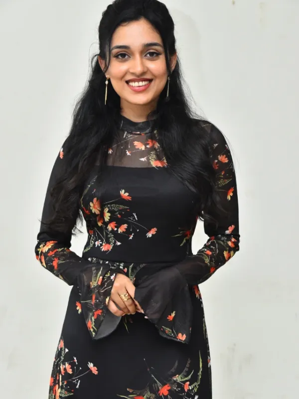 Nidhi Pradeep : గోదారి గట్టుపైన భామ.. బ్లాక్ డ్రెస్ లో నిధి ప్రదీప్..