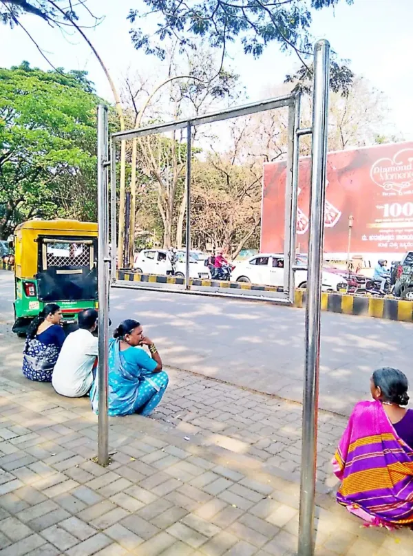 डॉ. बी. आर. आंबेडकर रोडवर नवा फलक बसविण्याची मागणी