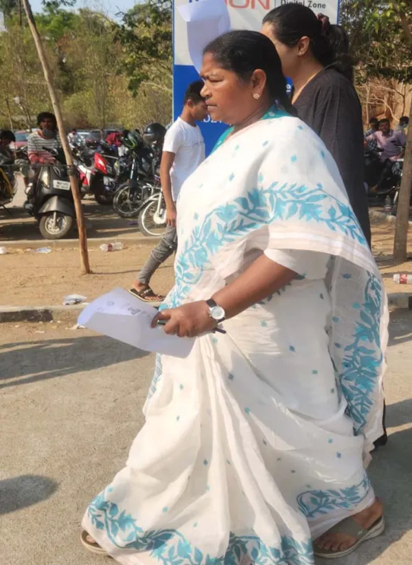 ఎల్ఎల్ఎమ్ ఎంట్రెన్స్ రాసిన మంత్రి సీతక్క
