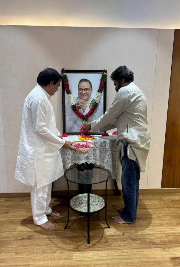 సర్జరీ తర్వాత తొలిసారి బయటకు వచ్చిన పవన్.. మనోహర్ కుటుంబానికి పరామర్శ