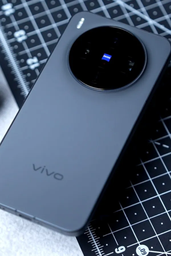 Vivo X300 Review: A Pocket-Sized Package I'd Pick Over Anything Else
