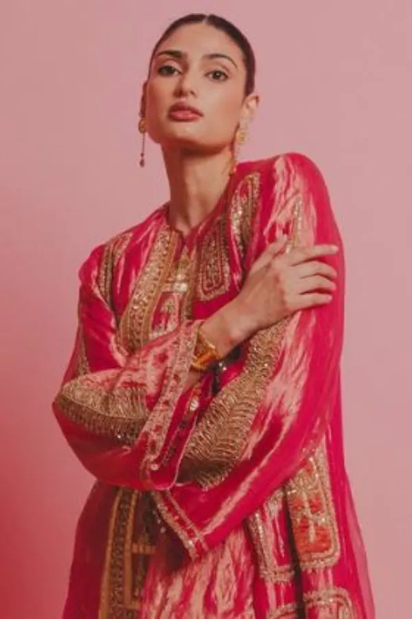 Athiya Shetty Shares A Photo Of Lata Mangeshkar Instead Of Asha Bhosle In Condolence Post - Netizens Call Her Out