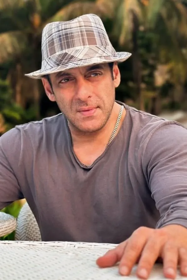 Salman Khan To Star In Ranveer Singh's Dhurandhar 2? Viral Pic Sparks 'Bade Sahab' Cameo Rumours