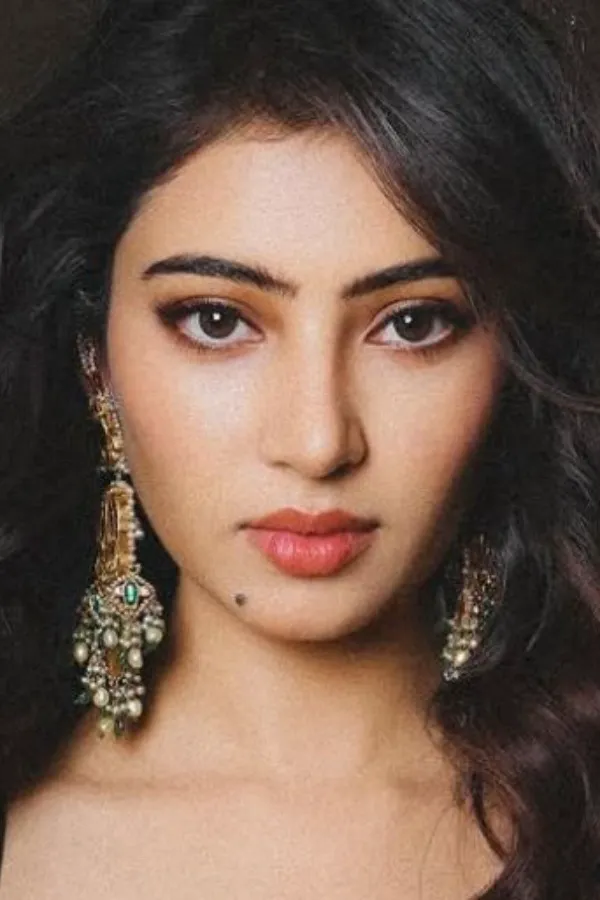 Sara Arjun Mobbed At IPL Match Amid Dhurandhar 2 Success, Parents Rush To Protect Her; Watch Video