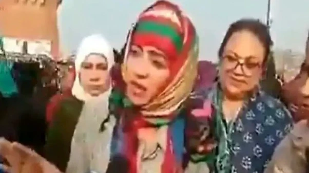 मुस्लिम महिलाएं बोली हम हिन्दुस्तान का कानून नहीं मानते. लोगों ने कहा तो जाओ पाकिस्तान 〥!