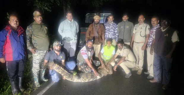 Crocodile: ದಾಂಡೇಲಿಯ ಗ್ಯಾರೇಜಿನಲ್ಲಿತ್ತು ಹತ್ತು ಅಡಿ ಉದ್ದದ ಮೊಸಳೆ.