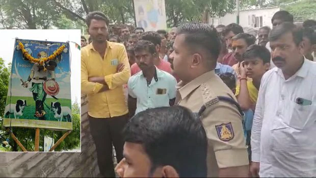 Vijayapura: ಸಂಗೊಳ್ಳಿ ರಾಯಣ್ಣ ಭಾವಚಿತ್ರಕ್ಕೆ ಚಪ್ಪಲಿ ಹಾರ. ಬಿಗುವಿನ ವಾತಾವರಣ