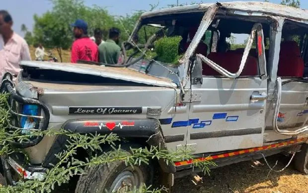 ಟಯರ್‌ ಒಡೆದು ಕ್ರೂಸರ್‌ ಪಲ್ಟಿ: ಅಥಣಿಯ ಮೂವರ ದುರ್ಮರಣ