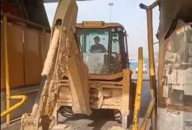 Watch: ಶುಲ್ಕ ಪಾವತಿಸು ಎಂದಿದ್ದಕ್ಕೆ Toll ಬೂತ್‌ ಅನ್ನೇ ಬುಲ್ಡೋಜರ್‌ ನಿಂದ ಧ್ವಂಸಗೊಳಿಸಿದ!