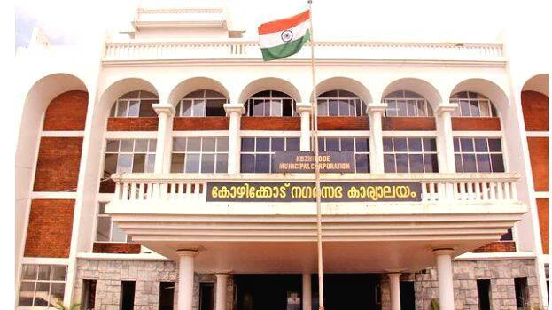 ഞെളിയന്‍പറമ്ബിലെ മാലിന്യനീക്കം; മേയര്‍ ഇടപെടണമെന്ന് പ്രതിപക്ഷം