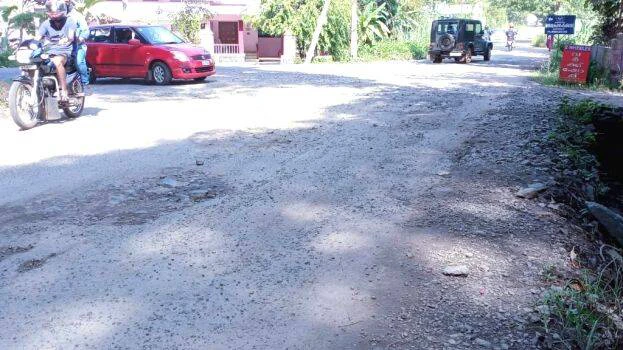 മഴപെയ്താല്‍ ചെളിക്കുളം, വെയിലായാല്‍ പൊടിയും റോഡിലുണ്ട് വാരിക്കുഴി