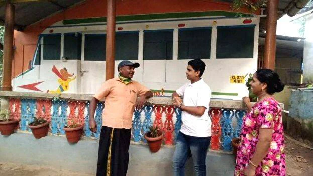 വീട്ടില്‍ വാഹനമെത്തിയില്ല, ഒടുവില്‍  വീട് വാഹന രൂപത്തിലാക്കി