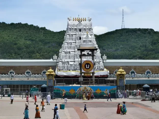 Tirumala: సర్వదర్శనానికి 12 గంటల సమయం