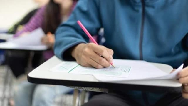 पहले कलम तोड़ी फिर ओएमआर शीट फाड़ चिल्लाते हुए लगा दी दौड़, PCS Pre Exam में अभ्यर्थी का हंगामा