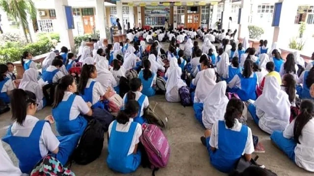 किस-किस को आ रहा पीरियड, छात्राओं के उतरवाए कपड़े; विद्या के मंदिर में गंदी हरकत; भड़के अभिभावक