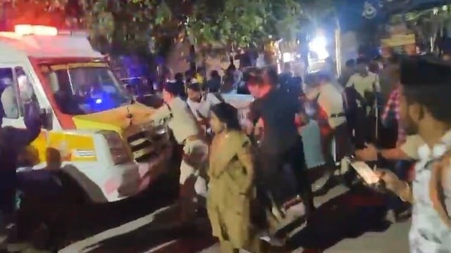 तिरुपति मंदिर में टोकन लेने के दौरान मची भगदड़, छह भक्तों की मौत; कई घायल ) “ • ˌ तिरुपति मंदिर में टोकन लेने के दौरान मची भगदड़, छह भक्तों की मौत; कई घायल ) “ • ˌ