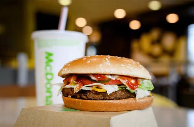McDonalds के बर्गर से गायब हुआ टमाटर, बढ़ती कीमतों के बीच उठाया कदम